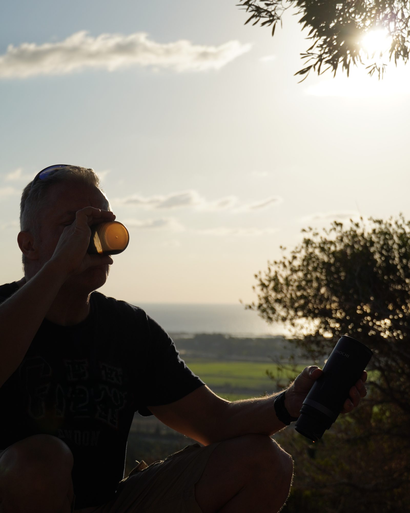גבר מכין אספרסו עם מכונת DNOCHI בטבע